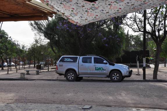 Fiona na pacata praça central de San Marcos Sierra, na Argentina
